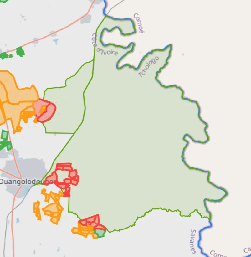 Carte de forêts classées en vert clair ; des parcelles rouges touchent leur limite, des parcelles orange restent à l’extérieur.